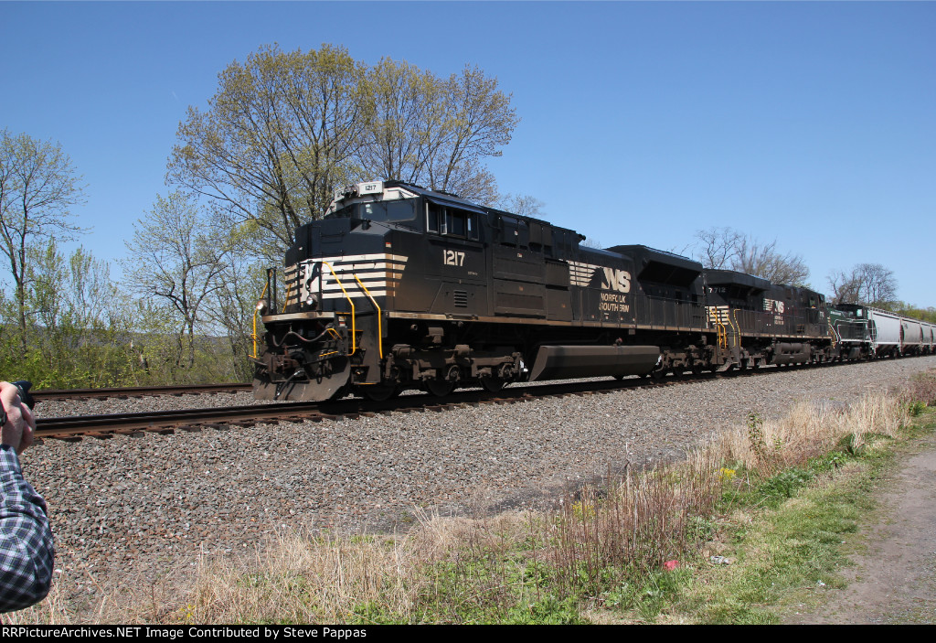 NS 1217 leads train 13V West